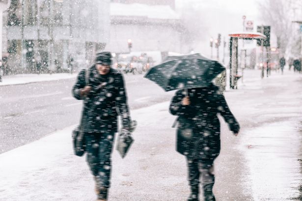 UK weather maps show snow blast to hit this week with ‘2cm per hour’ as far south as London